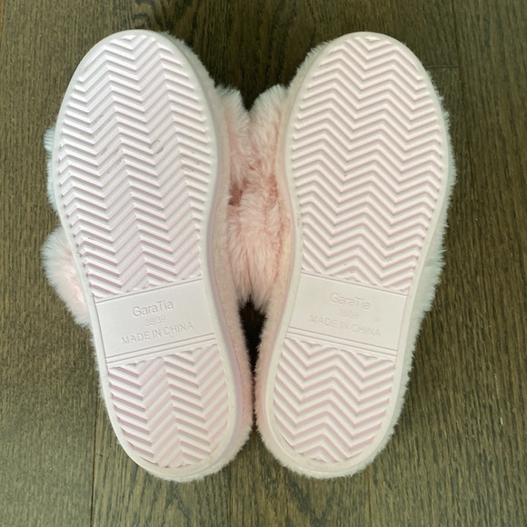 ✨ Fuzzy slippers - Picture 2 of 3
